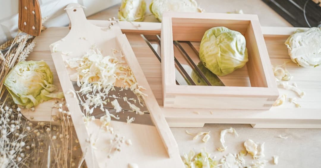 kuchynsky_pomocnik_ze_dreva